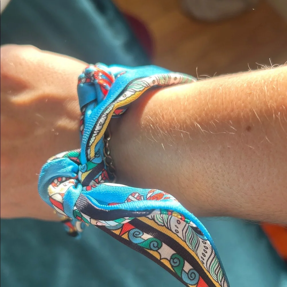 100% silk. Made in France. High quality scarf bracelet. With gold heart pendant! - Picture 4 of 16